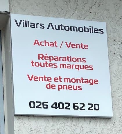 Le panneau des prestations, à côté de l’entrée
