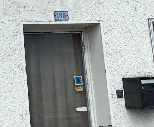 L'entrée du garage, porte n° 136